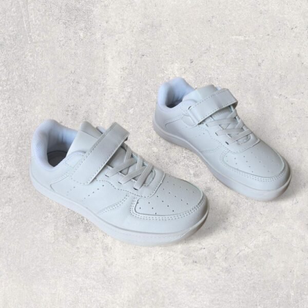 Zapatillas barefoot blancas infantiles.