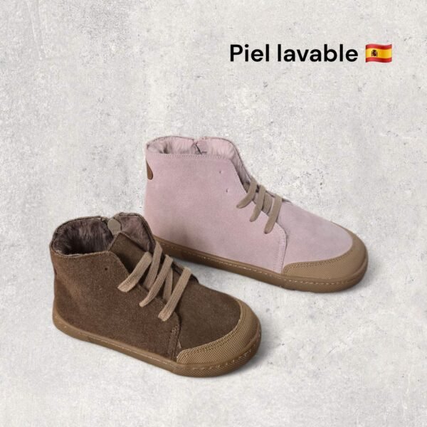 Botines infantiles barefoot de piel lavable, con puntera reforzada y suela fina y flexible. Modelos en color rosa y marrón, fabricados en España. Calzado respetuoso para primeros pasos y peques en edad escolar