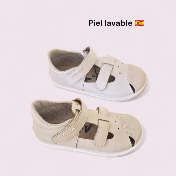 Sandalias Ricardo barefoot infantiles lavables en la lavadora, flexibles, ligeras y con diseño respetuoso para el movimiento natural del pie.