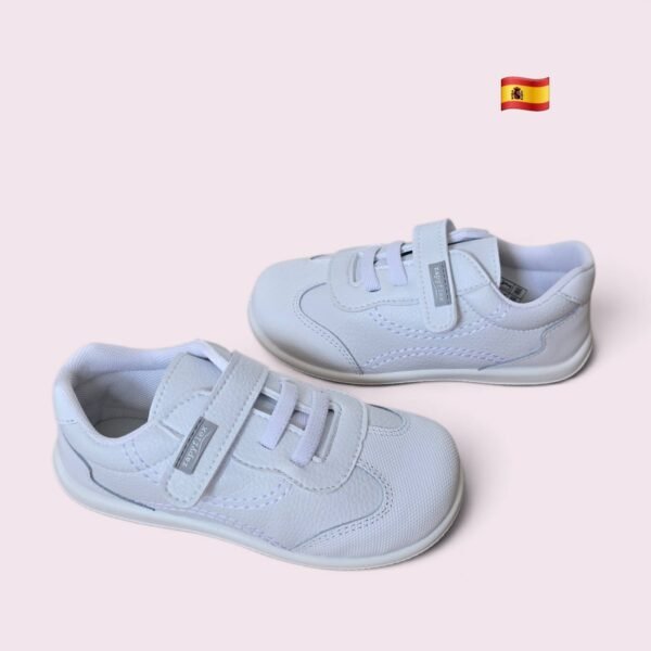 Zapatillas Barefoot Kiro blancas de microfibra para niño y niña, fabricadas en España, con horma ancha, suela plana Zero Drop y cierre de velcro.