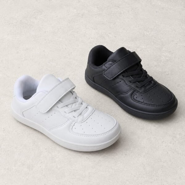Zapatillas barefoot blancas infantiles.