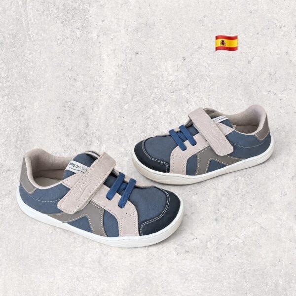 Zapatillas Amy en tonos azul, beige y gris, con cierre de velcro, cordones elásticos y puntera reforzada.