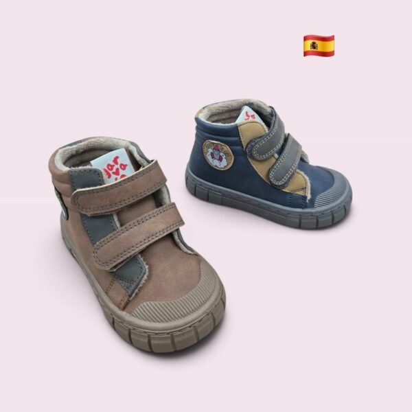 Botas Soft Garvalin en colores taupe y azul, con doble velcro, interior textil y puntera reforzada.