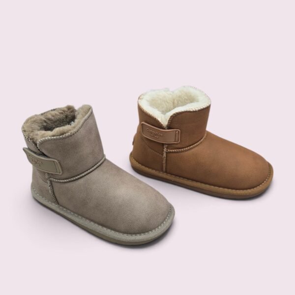 Botas Koora Barefoot infantiles en colores taupe y marrón, con forro interior visible.