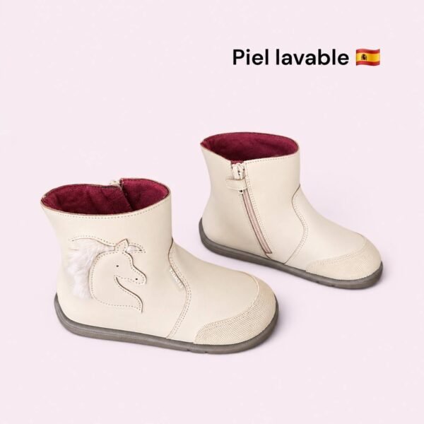 Botas Unicornio Titanitos en color crema, con adorno lateral de unicornio, cremallera y puntera reforzada. Piel lavable.