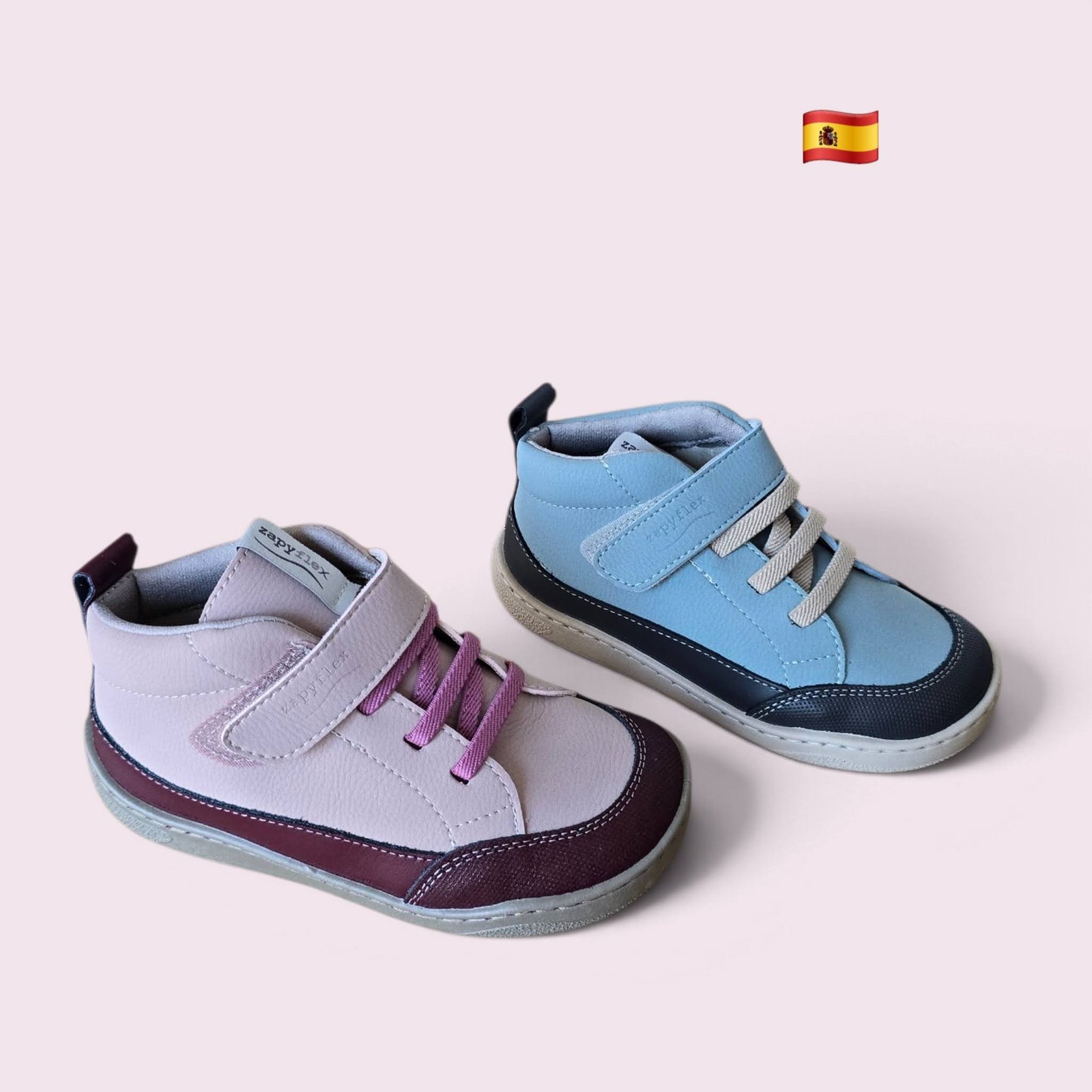 Bota Duna de Zapy en rosa y azul, con cierre de velcro, cordones elásticos y puntera reforzada.